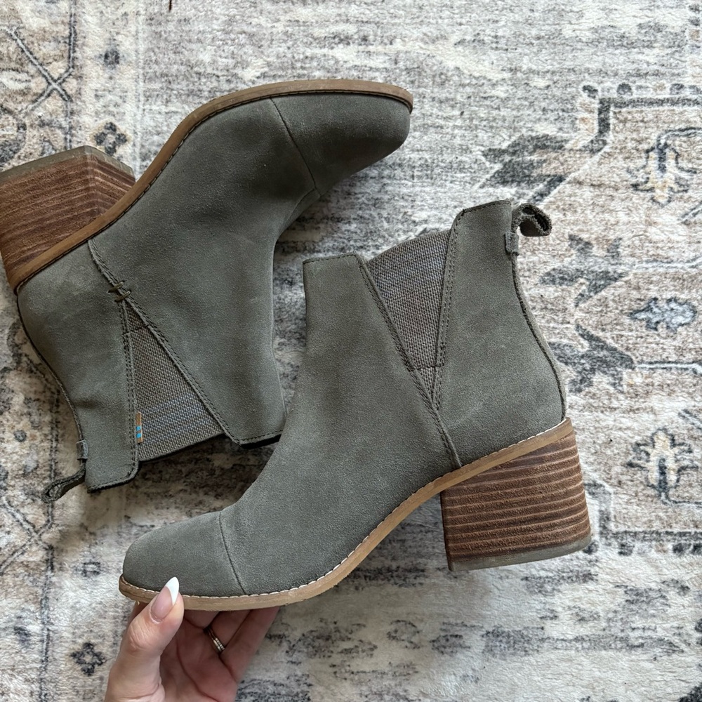 Toms Esme Suede Chelsea Boots block heel size 7 fall winter